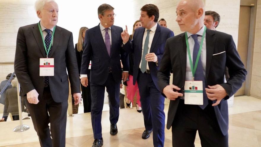 El presidente Mañueco, en el centro, a su llegada a la I Cumbre Mundial de Mediación Empresarial. | L. Pérez - Ical