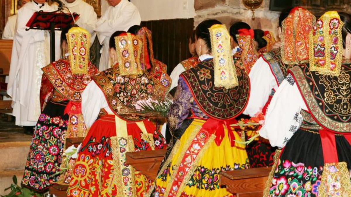 Mujeres luciendo el típico traje de carbajalina en la misa en honor a la Virgen de Árboles.