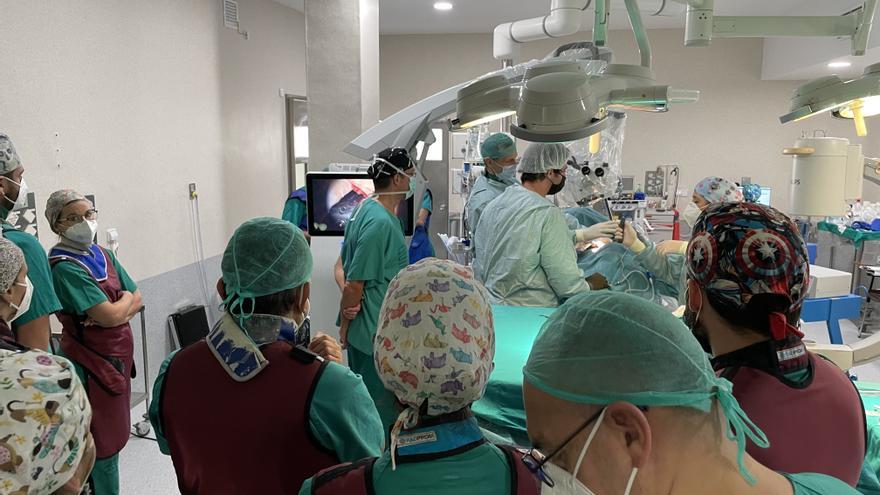 El Hospital Regional acoge un curso teórico práctico de cirugía mínimamente invasiva en patología de columna