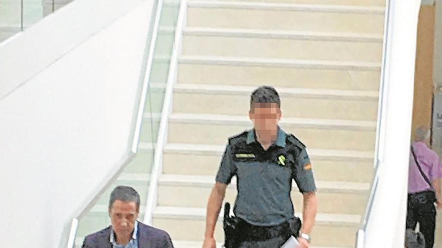 Zaplana, custodiado por dos agentes, en una visita al Hospital La Fe días después de su detención.