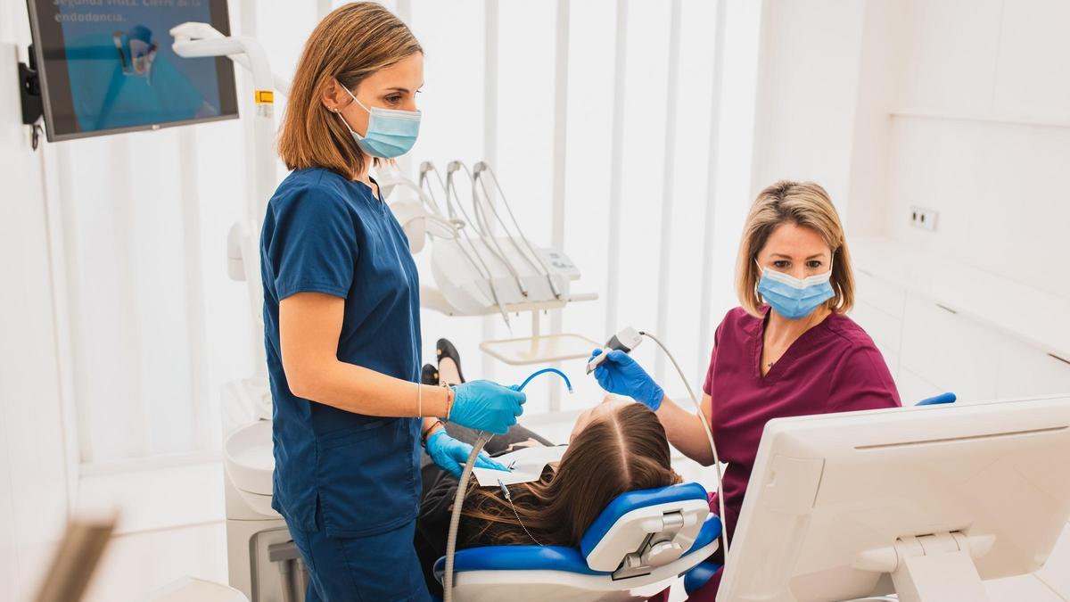 Clínicas Udemax cuenta con un equipo cualificado de expertos en las distintas ramas de la Odontología y Estética facial.
