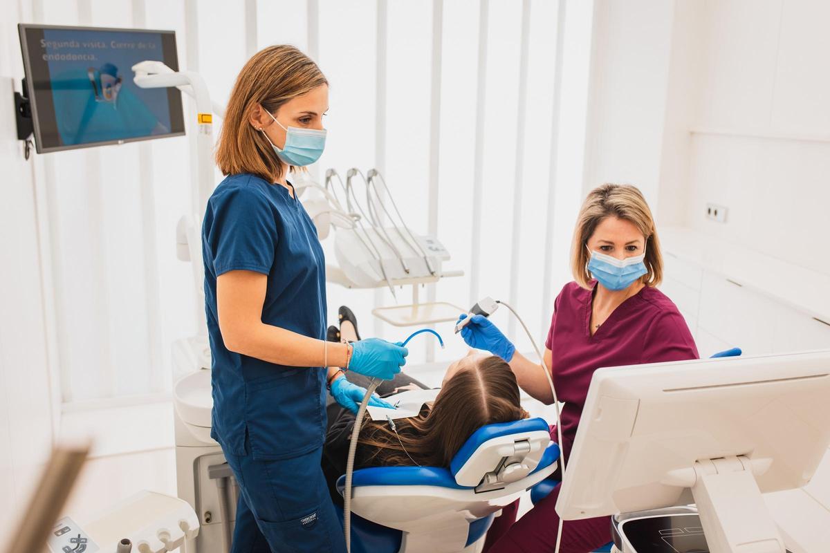 Clínicas Udemax cuenta con un equipo cualificado de expertos en las distintas ramas de la Odontología y Estética facial.