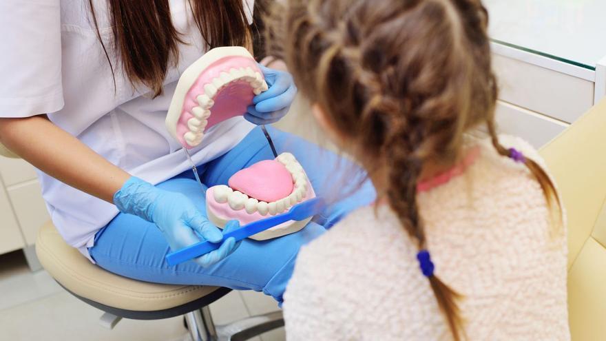 Imagen de archivo de una niña en la consulta de un dentista.