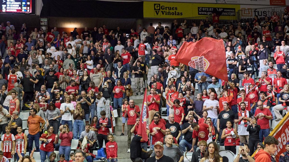 Aficionats del Bàsquet Girona seguint a Fontajau el partit contra el Barça