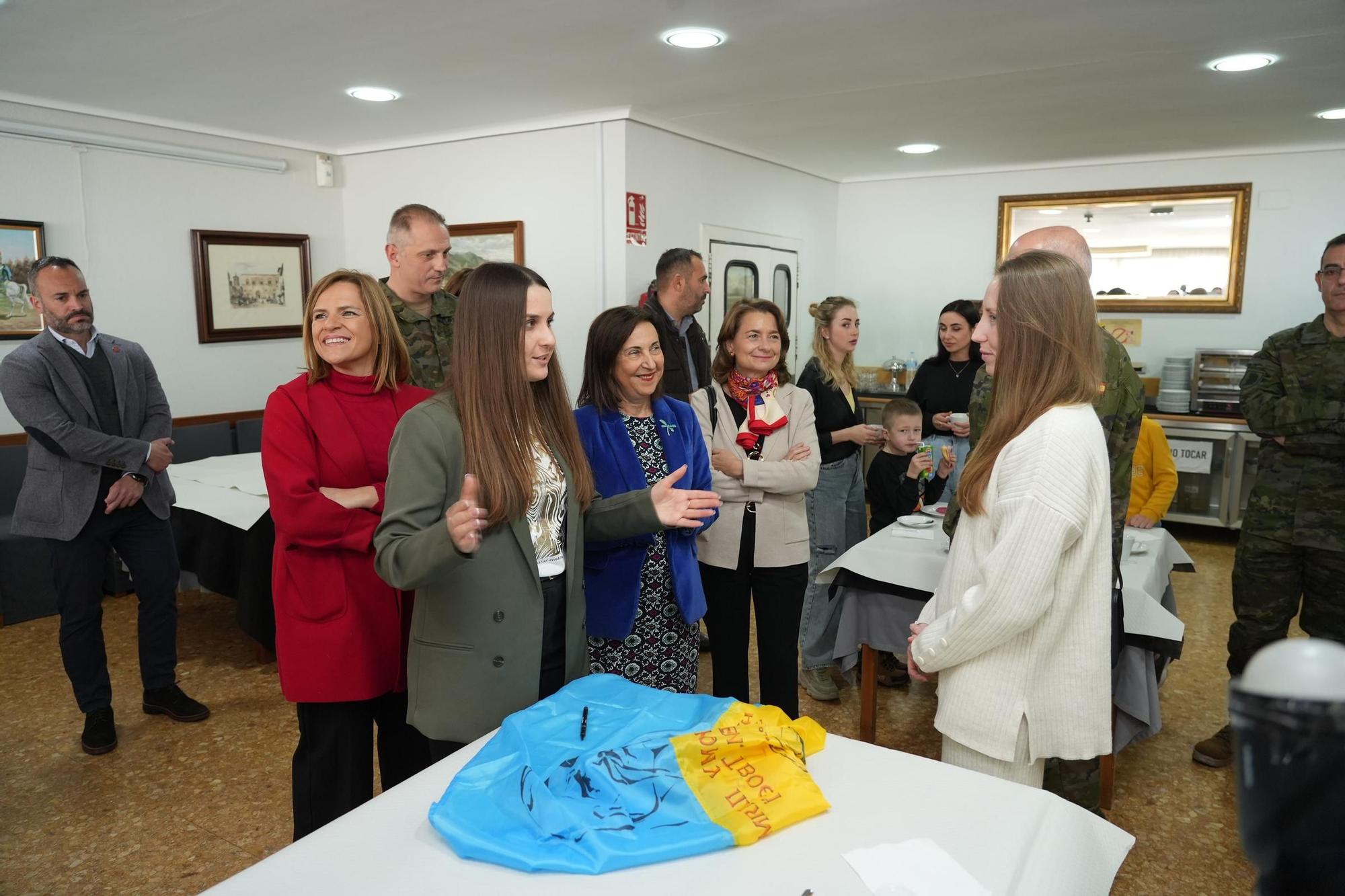 Visita de la ministra de Defensa a los 47 familiares de combatientes ucranianos que pasan dos semanas en el Grau de Castelló