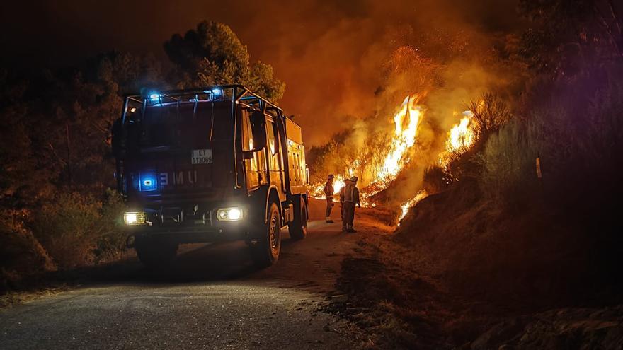 El fuego avanza descontrolado en Arbo y amenaza viviendas