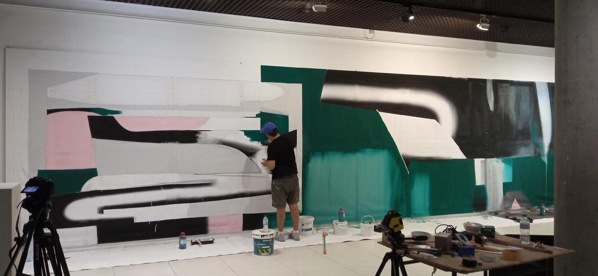 El artista urbano Roice 183 trabajando en su mural para el FIC