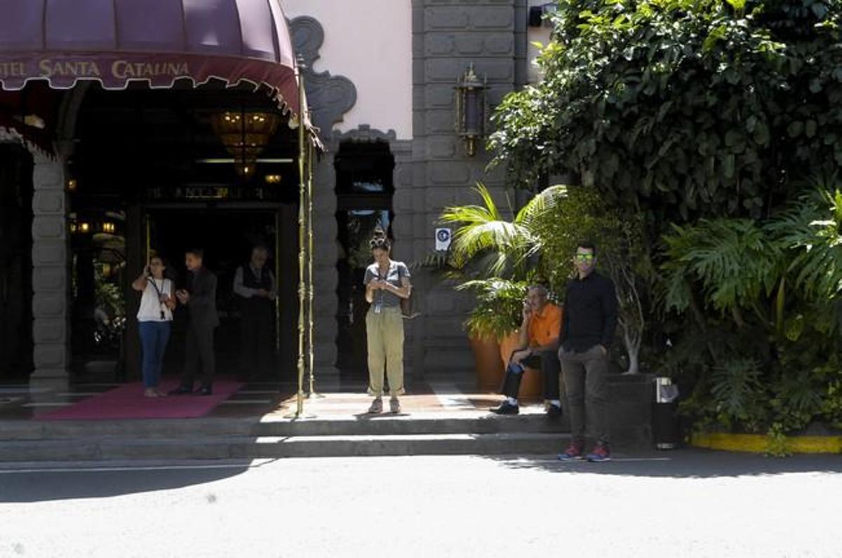 GUARDIA PARA COGER A BRAD PITT A SU LLEGADA AL ...