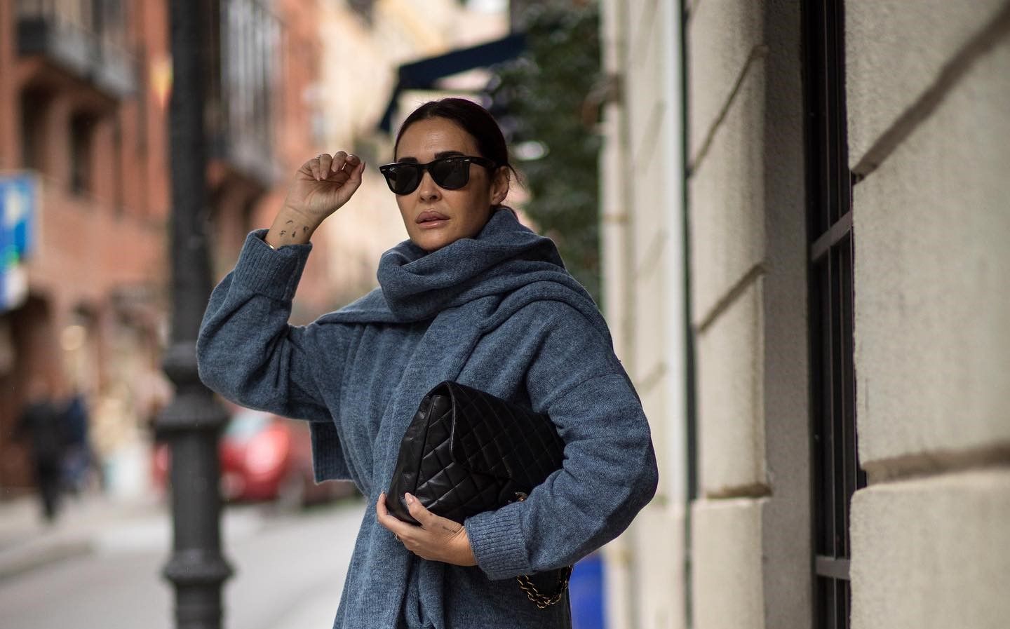 Vicky Martín Berrocal con abrigo gris y gafas de sol en Instagram