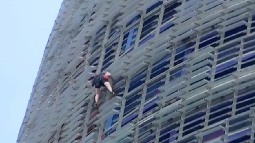 Un home escala la Torre Glòries de Barcelona