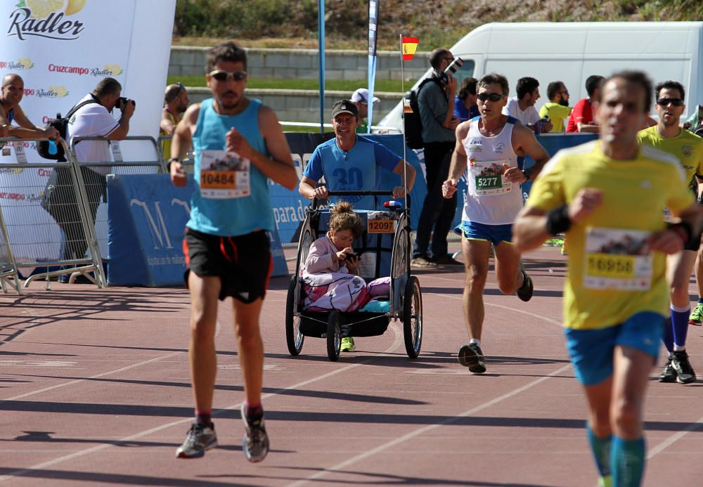 El Mouaziz, del Club Nerja de Atletismo ha vuelto a imponerse en la prueba, que ha alcanzado una participación récord con 7.500 corredores