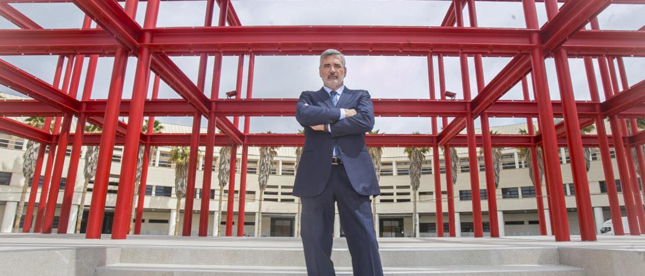 El nuevo presidente del Consejo Social de la Universidad de Alicante, Adolfo Utor, tras presidir el primer pleno del organismo social.