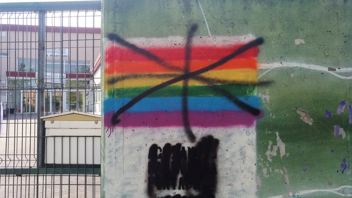 Daños en la bandera arco iris y el mensaje que pintó el BNG para ocultar una pintada homófoba ante el instituto Miraflores