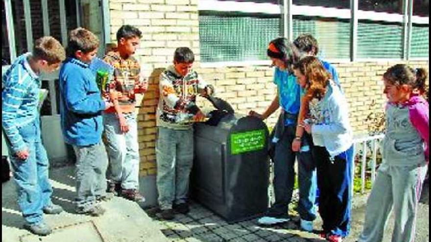 Os nenos do colexio fan de intermediarios na recollida e reciclaxe de aceites usados. / GONZALO NÚÑEZ