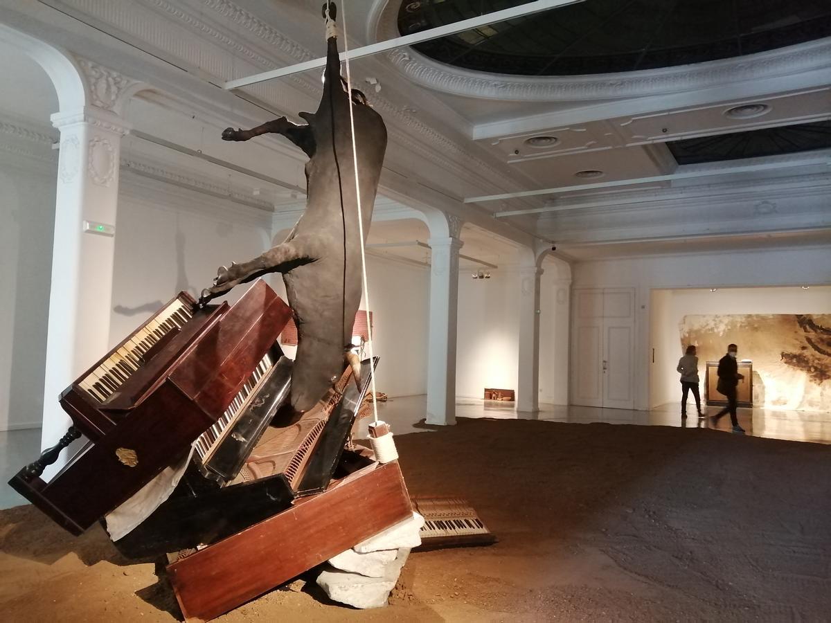 La instalación de Jordi Benito ’Las puertas de Linares’, que regresa a la Sala Metrònom, frente al Born, donde se mostró en 1989, y hoy forma parteo de la muestra del Macba de la colección Tous. 