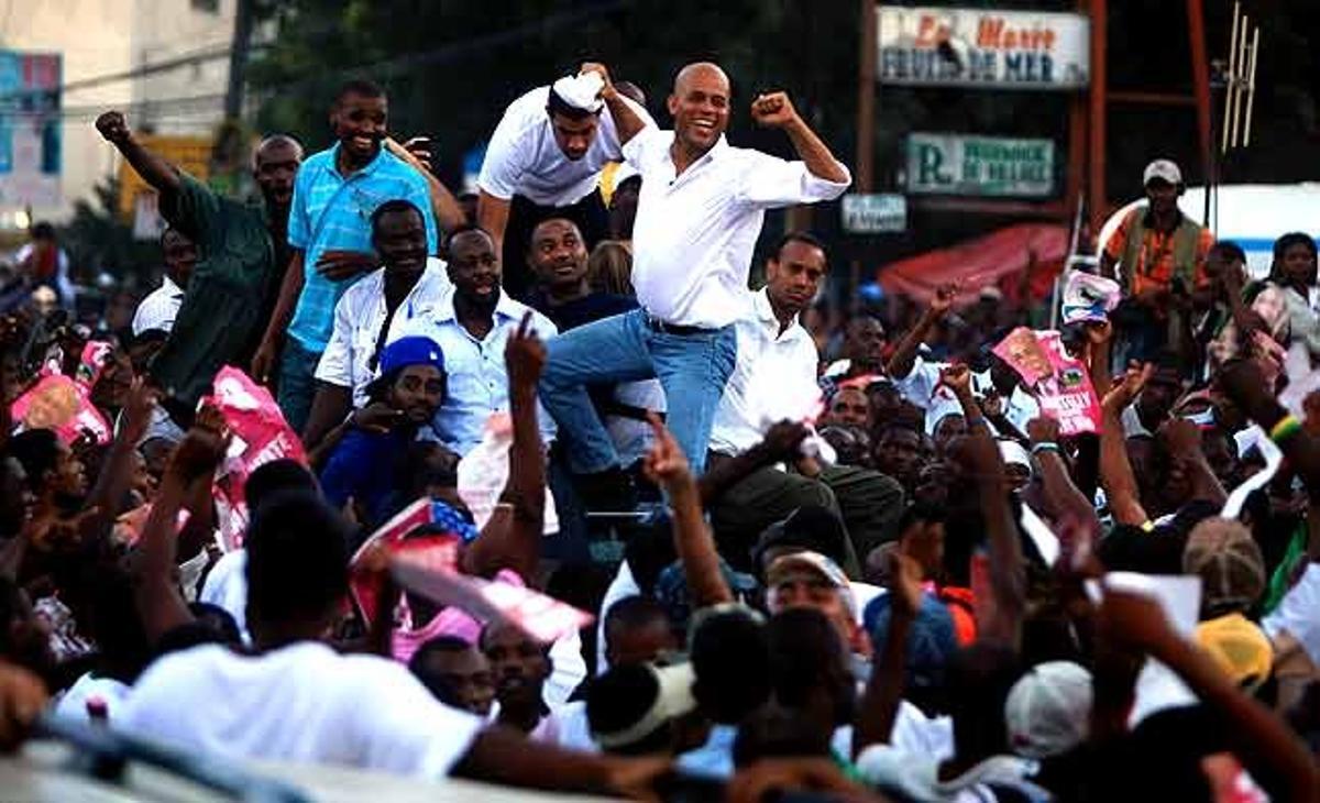El candidat presidencial Michel Martelly participa en una manifestació a Port-au-Prince (Haití), en què va demanar l’anul·lació de les eleccions presidencials i legislatives davant les irregularitats i el frau.