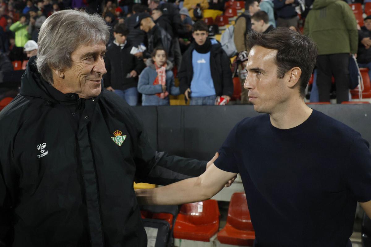El entrenador del Rayo Vallecano, Íñigo Pérez (d) y el del Betis, el chileno Manuel Pellegrini.