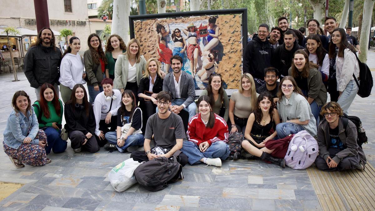 Inauguración de ‘Iconos latentes’ en el Paseo Alfonso X con los alumnos de Fotografía.
