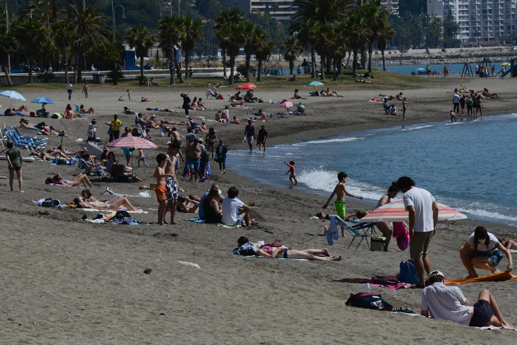 Las playas de Málaga se llenan el Domingo de Resurrección