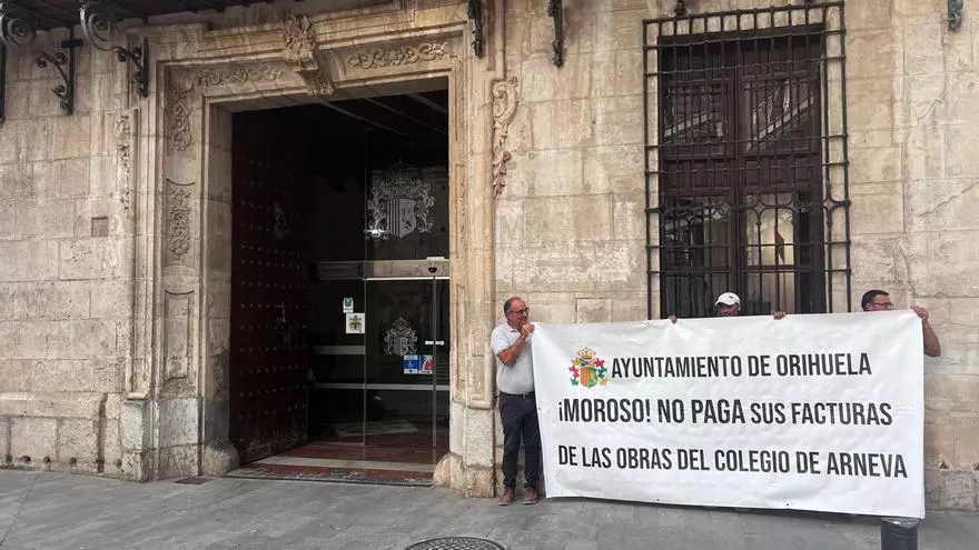 Así "pasa" el alcalde de Orihuela, Pepe Vegara, de los trabajadores que reclaman al Ayuntamiento la deuda de la obra del colegio de Arneva