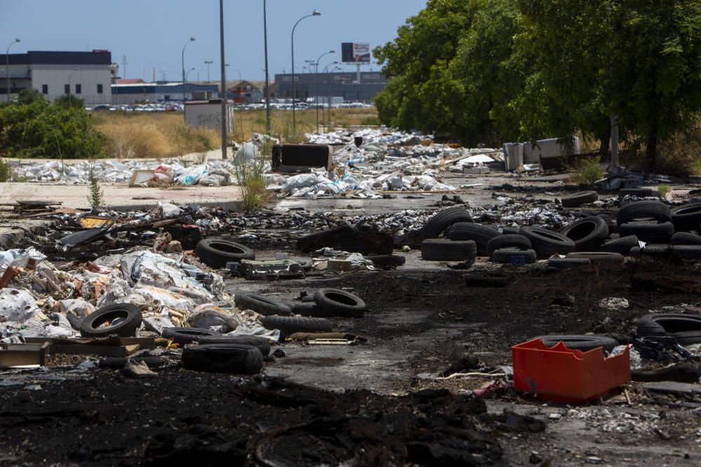 Toneladas de restos de obras, además de muebles y neumáticos, llenan de vertidos ilegales grandes explanadas del polígono Llano del Espartal