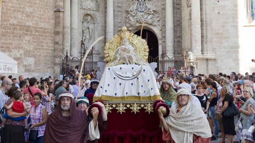 Integrantes del Grup de Metxa portan la imagen de la Virgen en la procesión.
