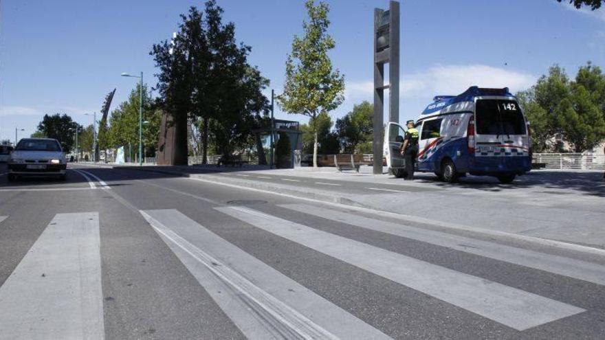 Herida leve una ciclista tras la colisión con un turismo en Zaragoza