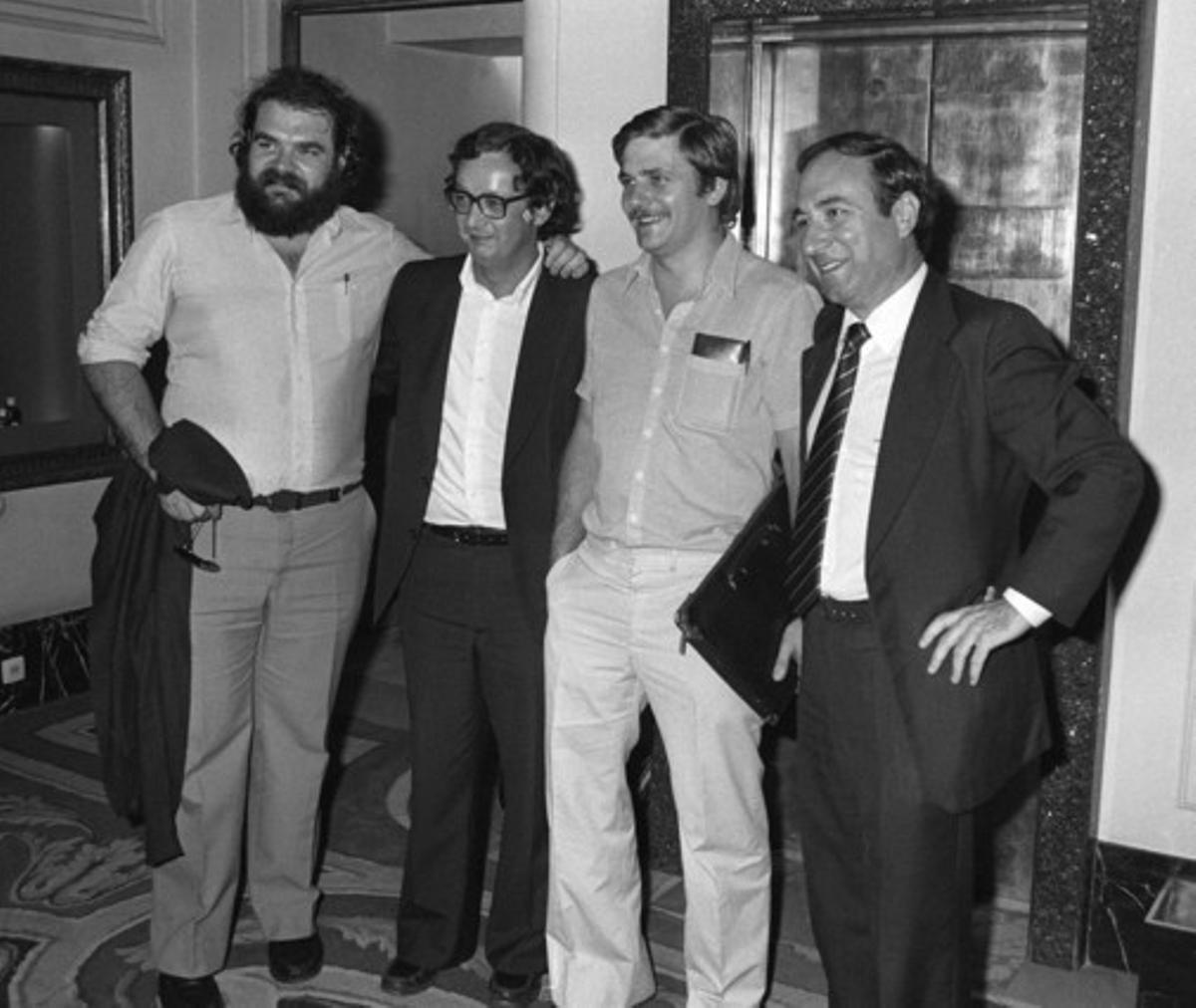Juan Mari Bandrés (dreta), amb Mario Onaindia (esquerra), José Maria Benegas i Roberto Lertxundi, en un passadís del Congrés després de la reunió de la ponència constitucional que va estudiar el projecte de l’Estatut de Gernika, el 17 de juliol de 1979. Juan Mari Bandrés (dreta), amb Mario Onaindia (esquerra), José Maria Benegas i Roberto Lertxundi, en un passadís del Congrés després de la reunió de la ponència constitucional que va estudiar el projecte de l’Estatut de Gernika, el 17 de juliol de 1979.