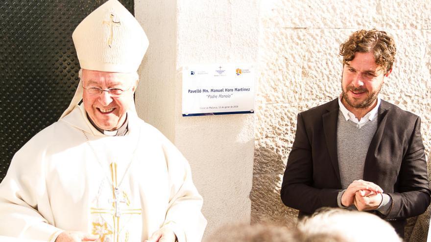 El obispo descubriÃ³ la placa con el nuevo nombre del pabellÃ³n deportivo, rebautizado en honor al &#039;Padre Manolo&#039;