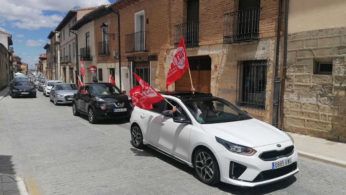 La caravana de vehículos recorre la calle Capuchinos durante la manifestación