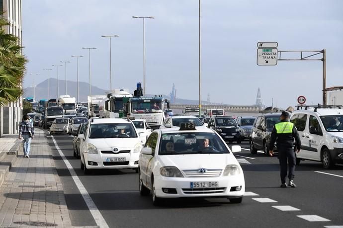 22-04-19 SUCESOS. AVENIDA MARITIMA. LAS PALMAS DE GRAN CANARIA. Accidente a primera hora de la mañana. Fotos: Juan Castro.  | 22/04/2019 | Fotógrafo: Juan Carlos Castro