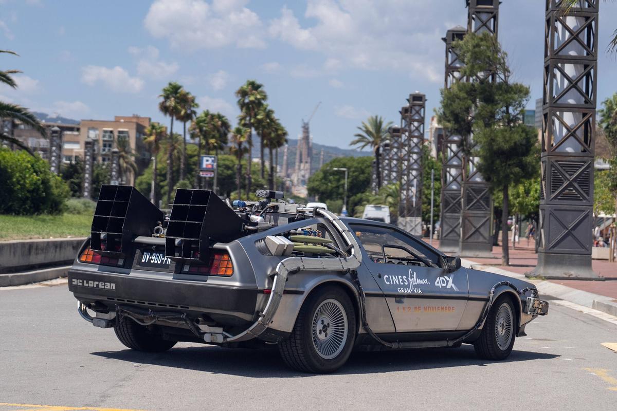 BARCELONA 29/07/2025 Barcelona. Un DeLorean tuneado como el de Regreso al futuro recorre por primera vez las calles del centro de Barcelona —entre ellas paseo de Gràcia, paseo de Sant Joan y Sagrada Família— para homenajear los 40 años del estreno de la película. FOTO de ZOWY VOETEN