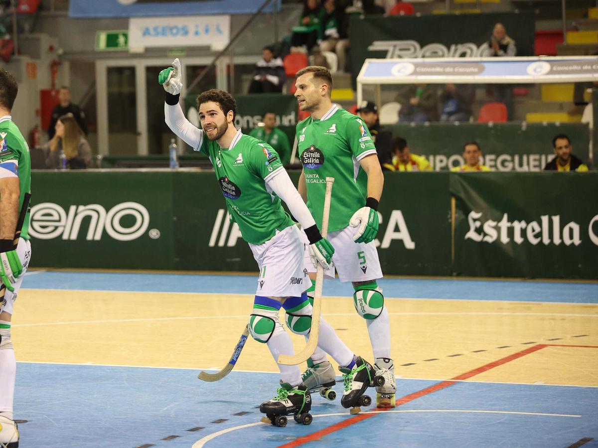 Nuno Paiva y César Carballeira celebran un gol del Liceo en el Palacio de los Deportes.