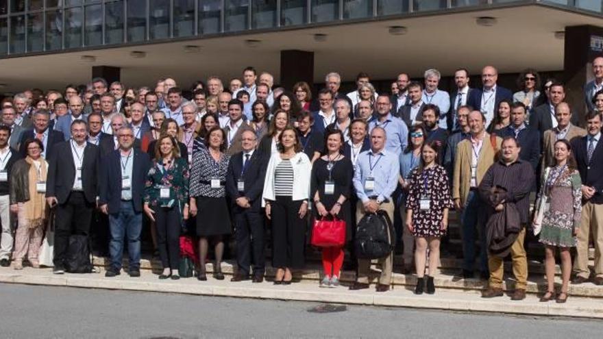 Imagen de todos los participantes en el congreso, ayer, a las puertas del Colegio de Médicos de Alicante.