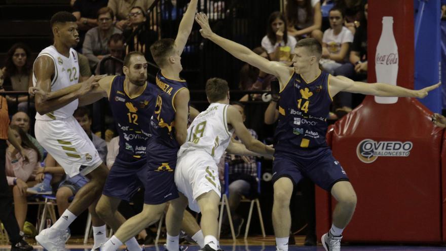 Oliver Arteaga con el Liberbank Oviedo Baloncesto