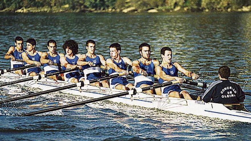 Remeros del club de Perillo, con un barco prestado en una regata en modalidad olímpica en Aveiro.