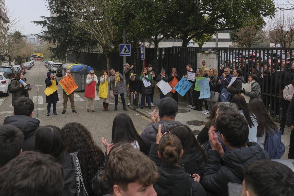 Una concentración con familias y alumnos del IES As Lagoas.