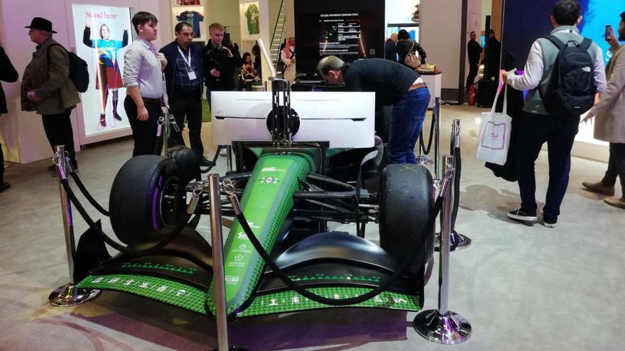 Un vehículo de Fórmula 1 en el estand de Arabia Saudí. Pueden subirse las mujeres. | J.M.L.R.