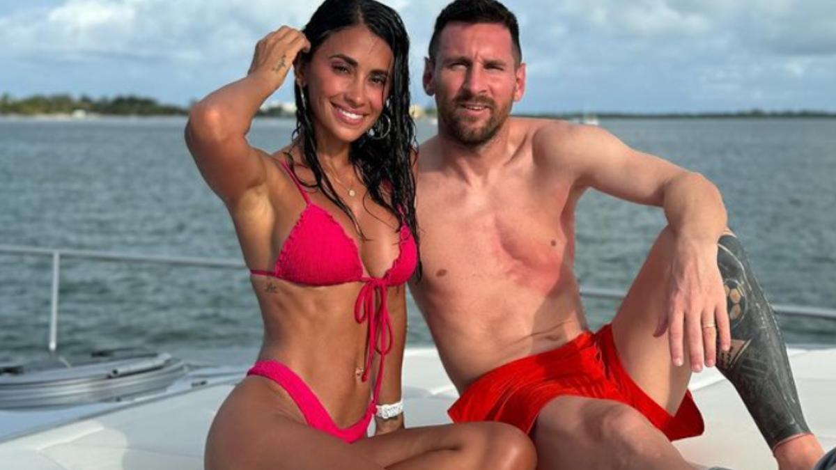 Aantonela Roccuzzo y Leo Messi posan en el yate