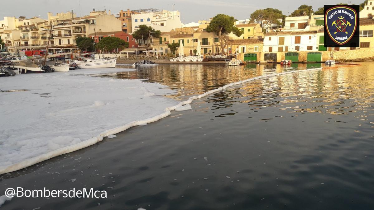 Eine im Wasser ausgelegte Ölsperre soll das Ausbreiten des Treibstoffs im Hafenbecken von Portopetroverhindern.