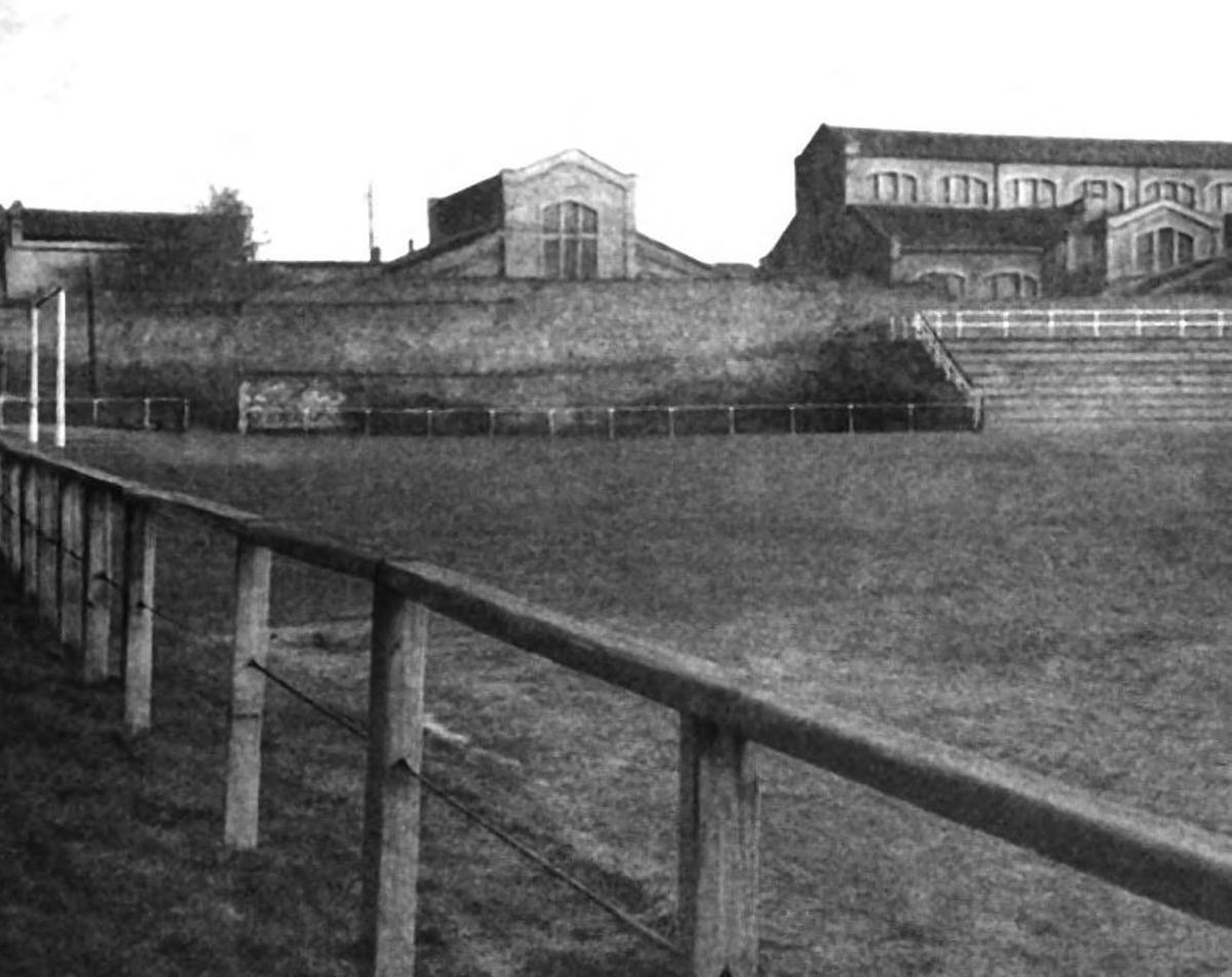 El camp de futbol Flor de Lis es va inaugurar el 1925, al costat de l’actual Avinguda de les Bases