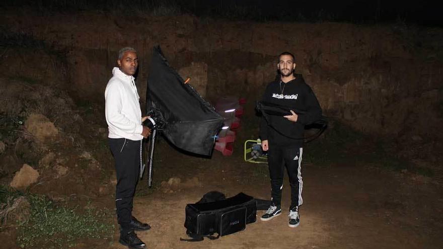 Daniel Moreira (izquierda) y Oliver Iglesias, con el equipo fotográfico, tras acabar por la noche una sesión de fotos en en los terrenos del polígono de Bobes.