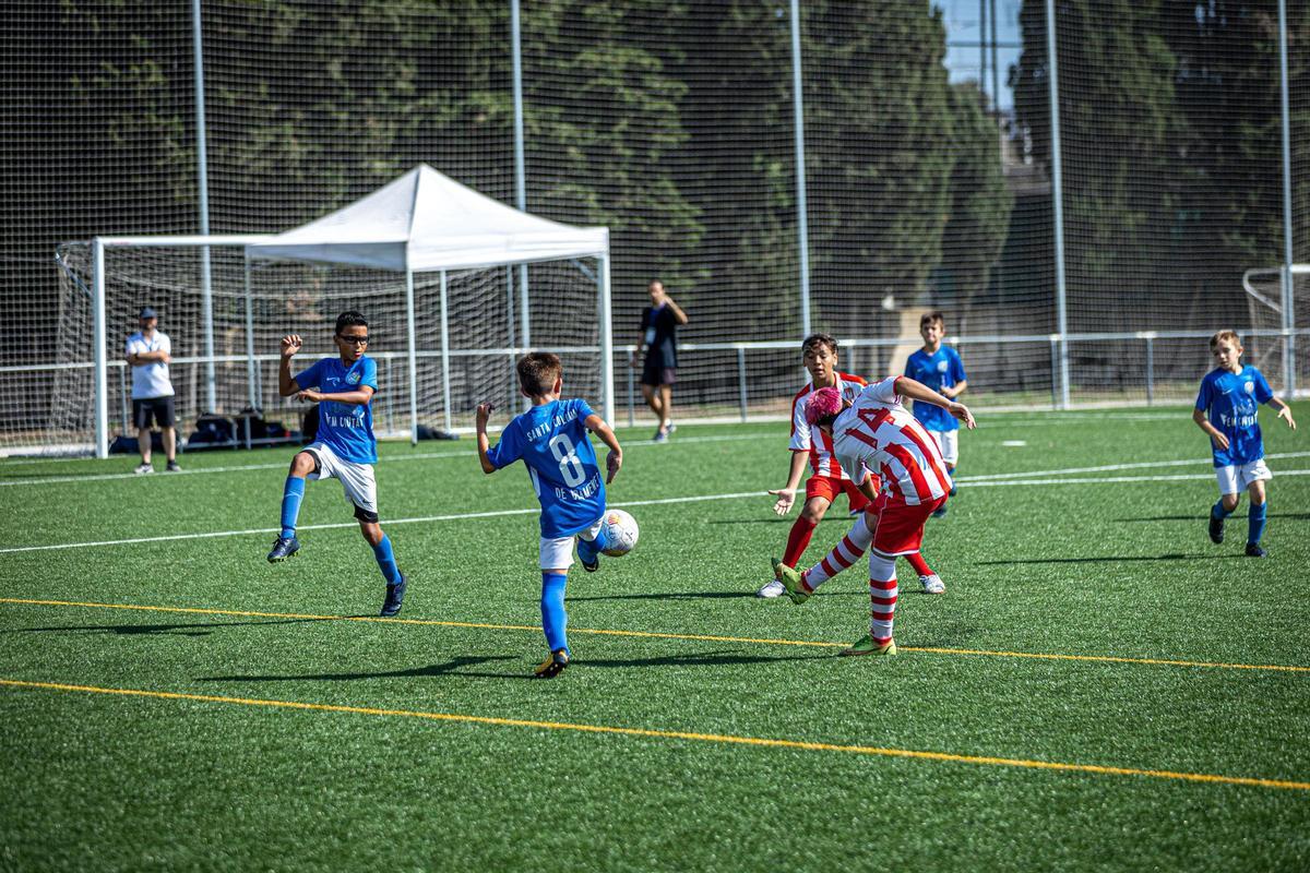 La Mina celebra su primera Champions infantil