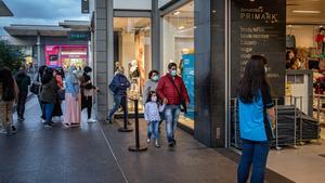 Imagen de archivo. Colas en un centro comercial por las restricciones derivadas de la pandemia.