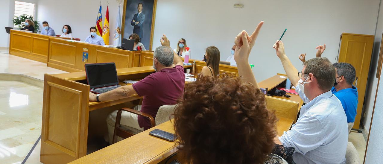 Imagen de un pleno del Ayuntamiento de Torrevieja durante el actual mandato