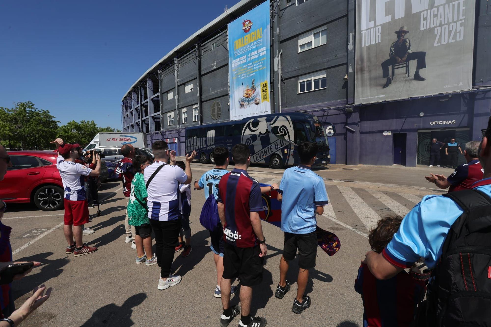 Algunos aficionados desean suerte al Levante UD antes de viajar a Buegos