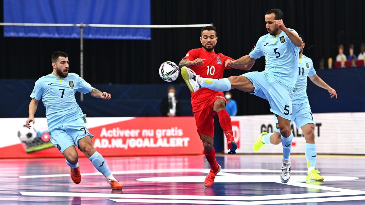 El menciano Boyis despeja el balón durante el España-Azerbaiyán en Groninga.