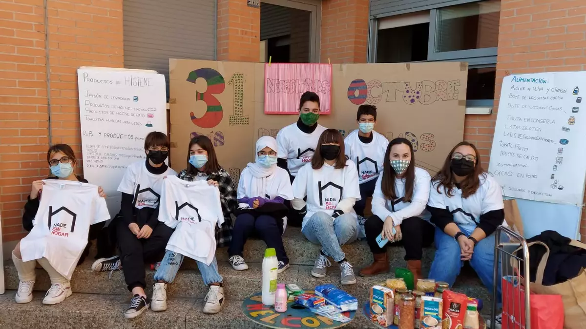 Estudiantes del Grupo de Solidaridad del PIEE del IES Ítaca que han organizado la recogida solidaria.