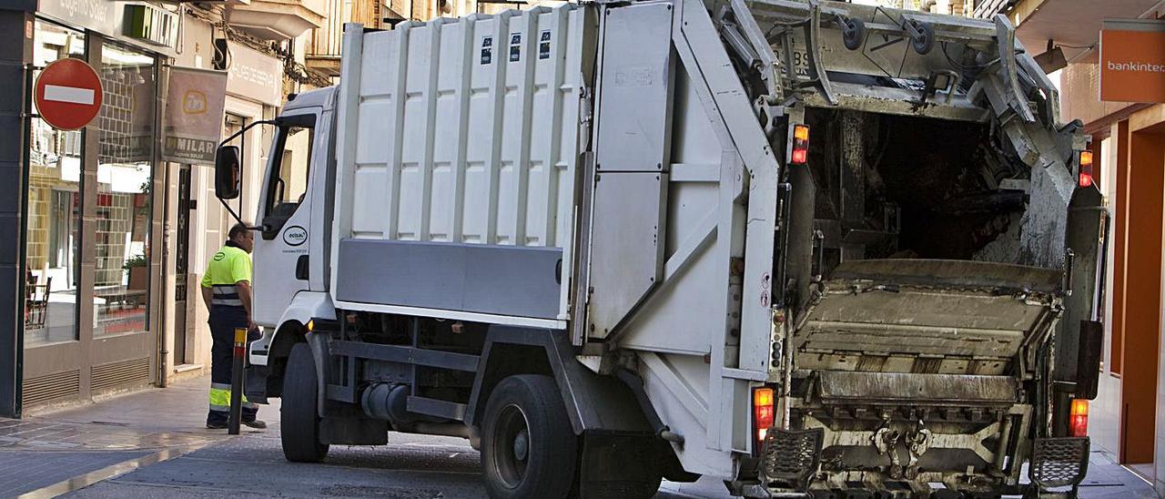 Camión de recogida de basuras transita por una calle de Ontinyent, en una imagen de archivo | PERALES IBORRA