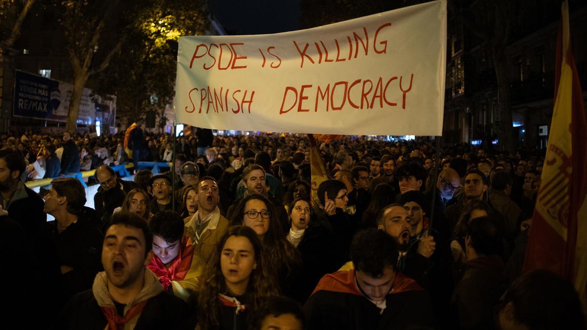 Una pancarta en la que se lee: 'PSOE is killing Spanish Democracy' durante una protesta en la calle Ferraz, a 9 de noviembre de 2023, en Madrid (España).